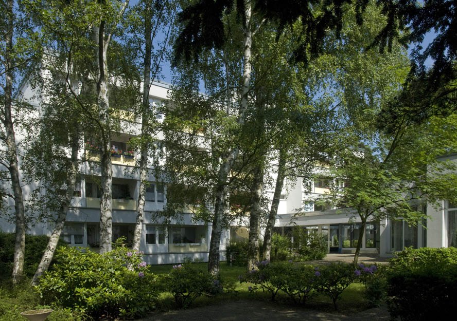 Blick auf die Wohnanlage der St. Gertraudt Stiftung - im Vordergrund sind Bäume